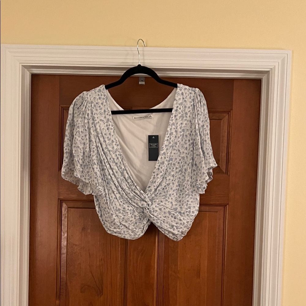 Abercrombie & Fitch Flutter Sleeve Twist-Front Crop Top - Light Blue Floral